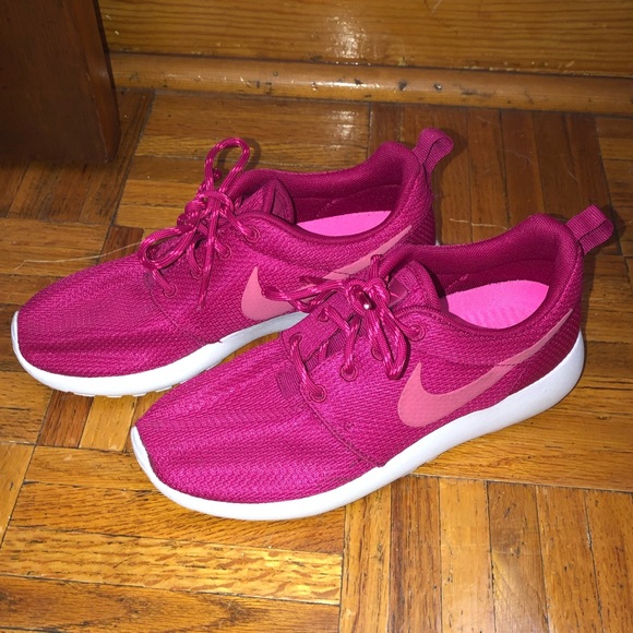 Nike Shoes - Nike Roshe Sneakers